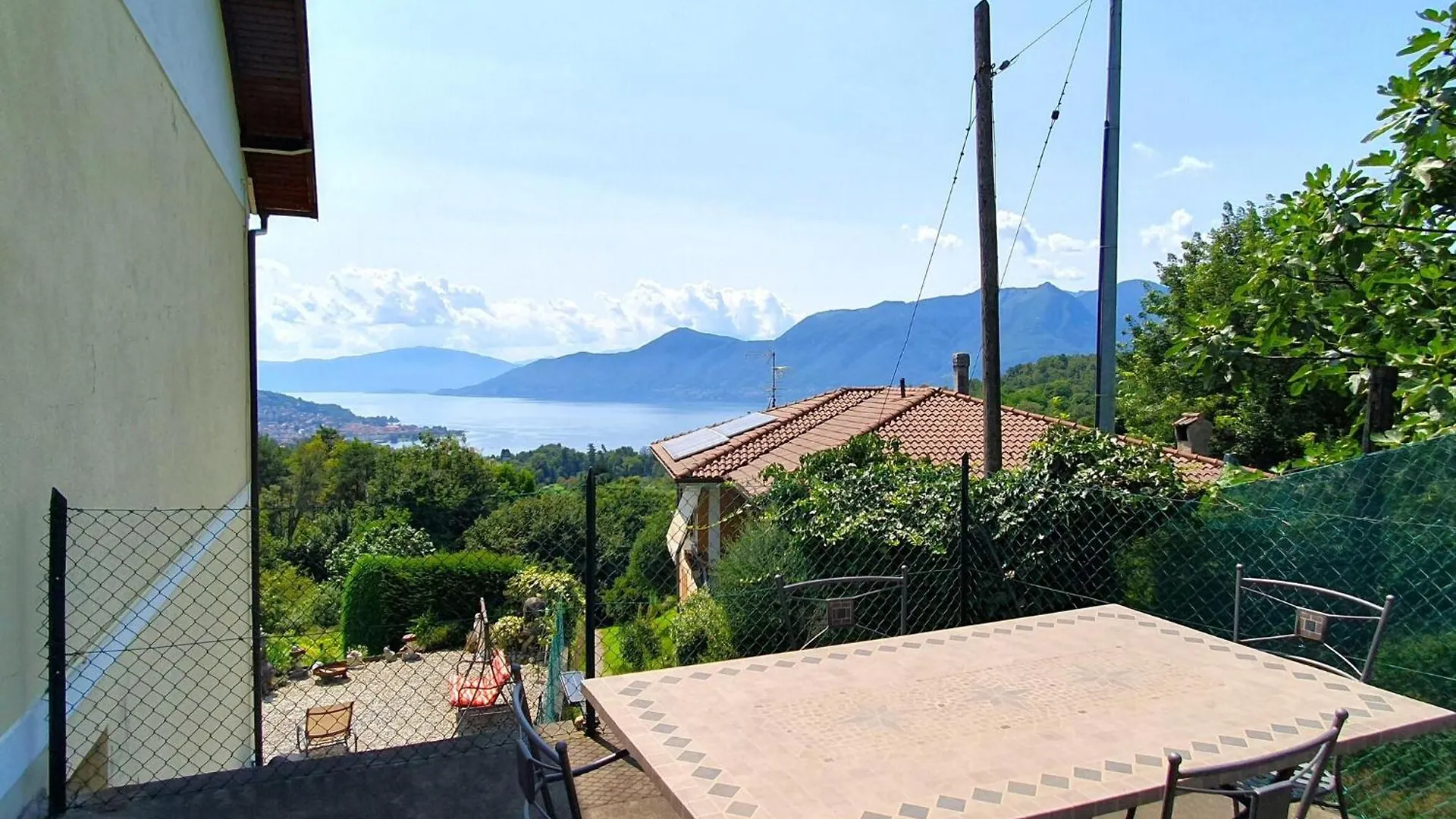 Prázdninový dům Villa With Enchanting Garden Overlooking The Lake Luino Itálie