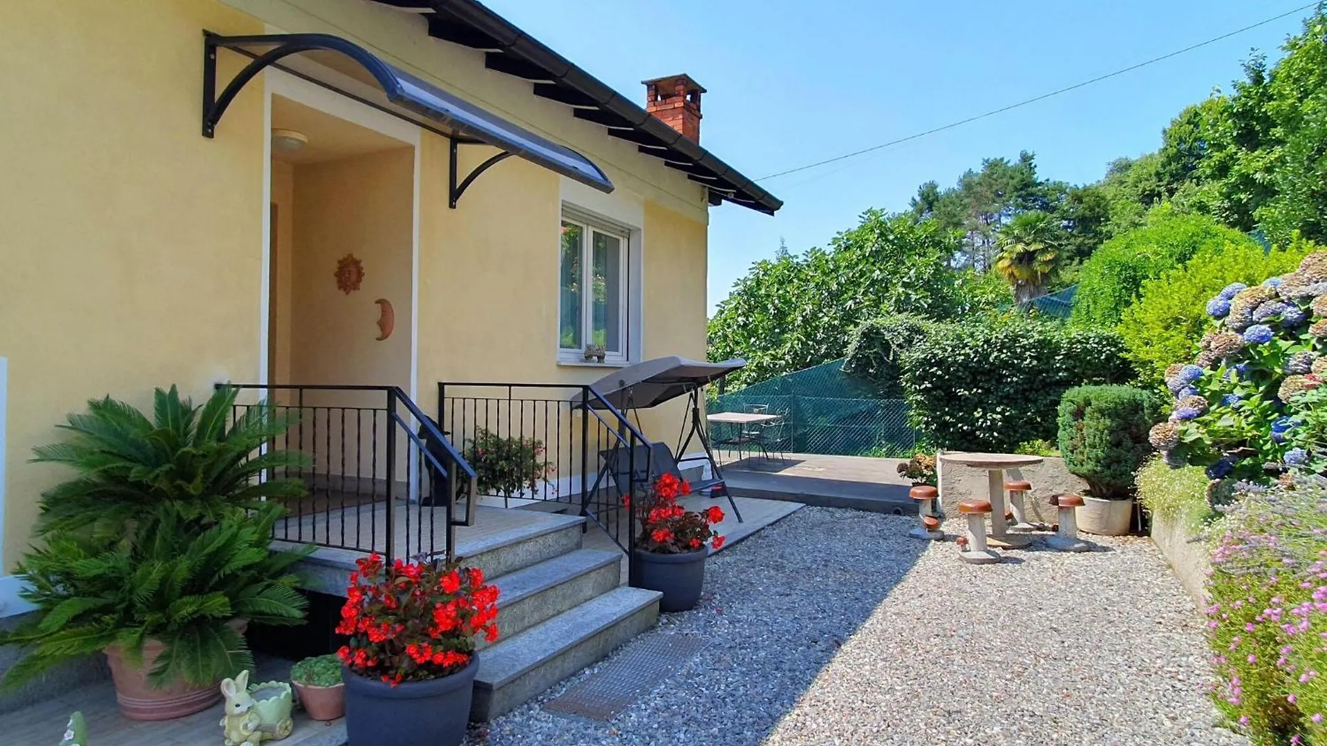 Villa With Enchanting Garden Overlooking The Lake Luino
